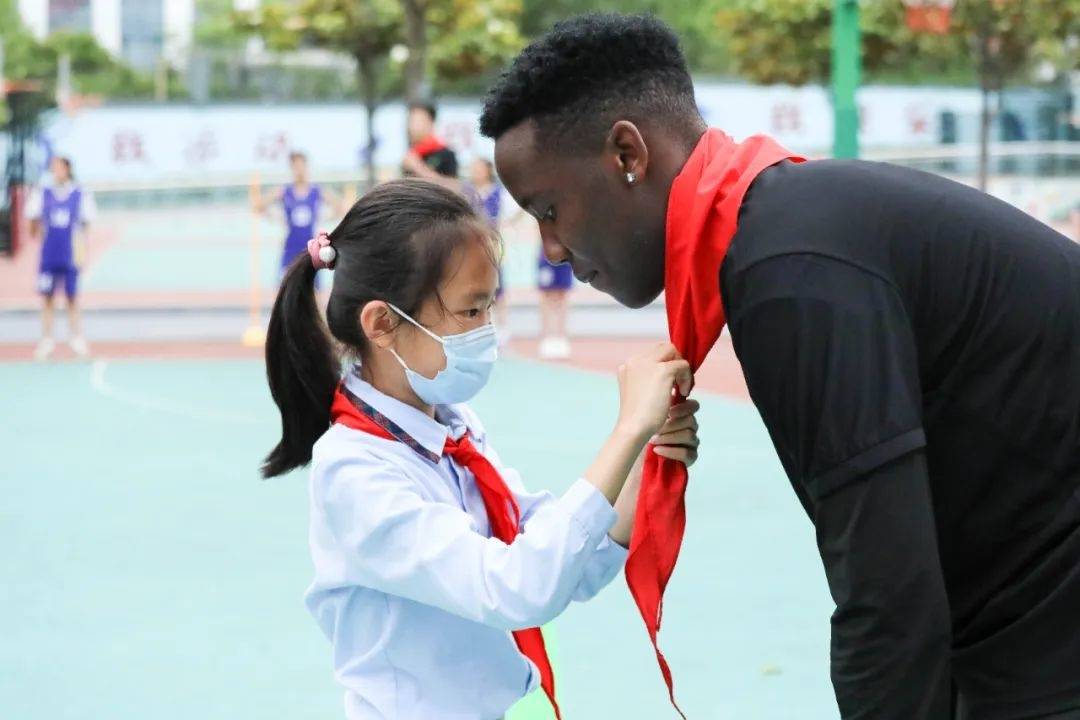 如何在篮球冬令营中加强体能训练?_1