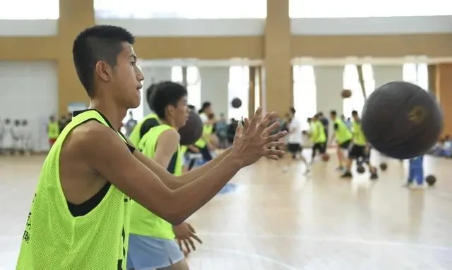 篮球封闭训练中的体能提升方案_0